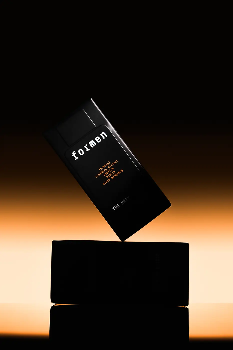 Kemasan The Hair Elixir dalam pencahayaan gelap